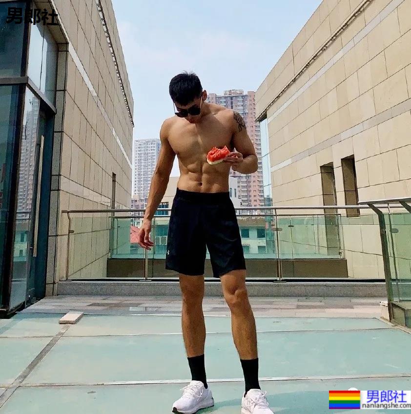 186CM东北大鼻子博主走红，这身材也太可了！ - 51虹马