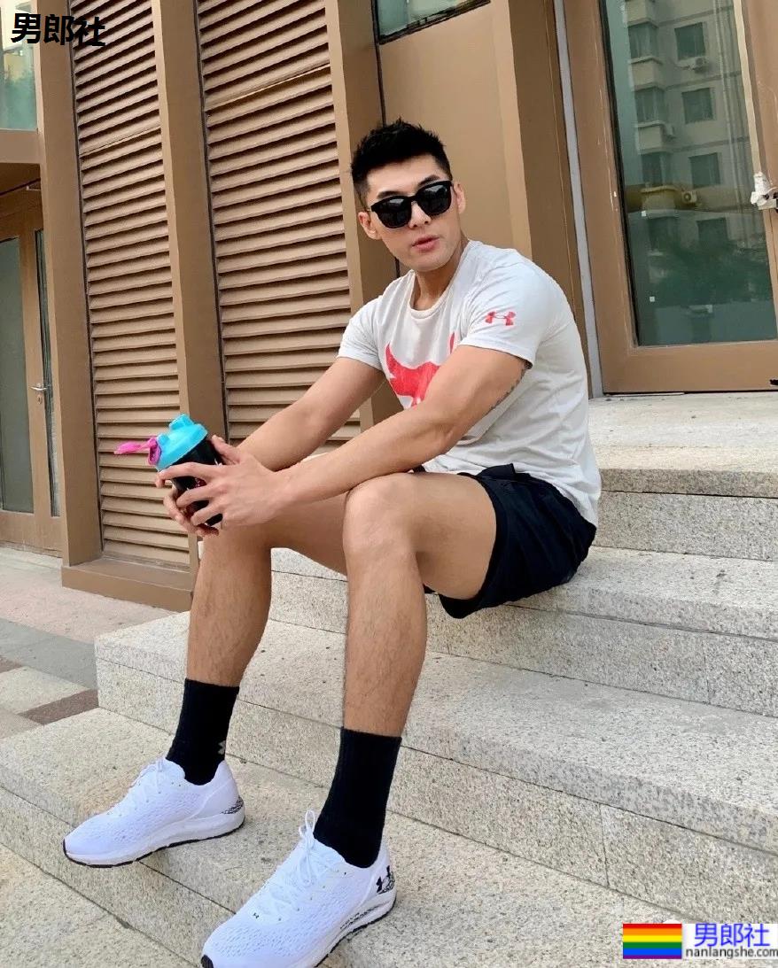 186CM东北大鼻子博主走红，这身材也太可了！ - 51虹马