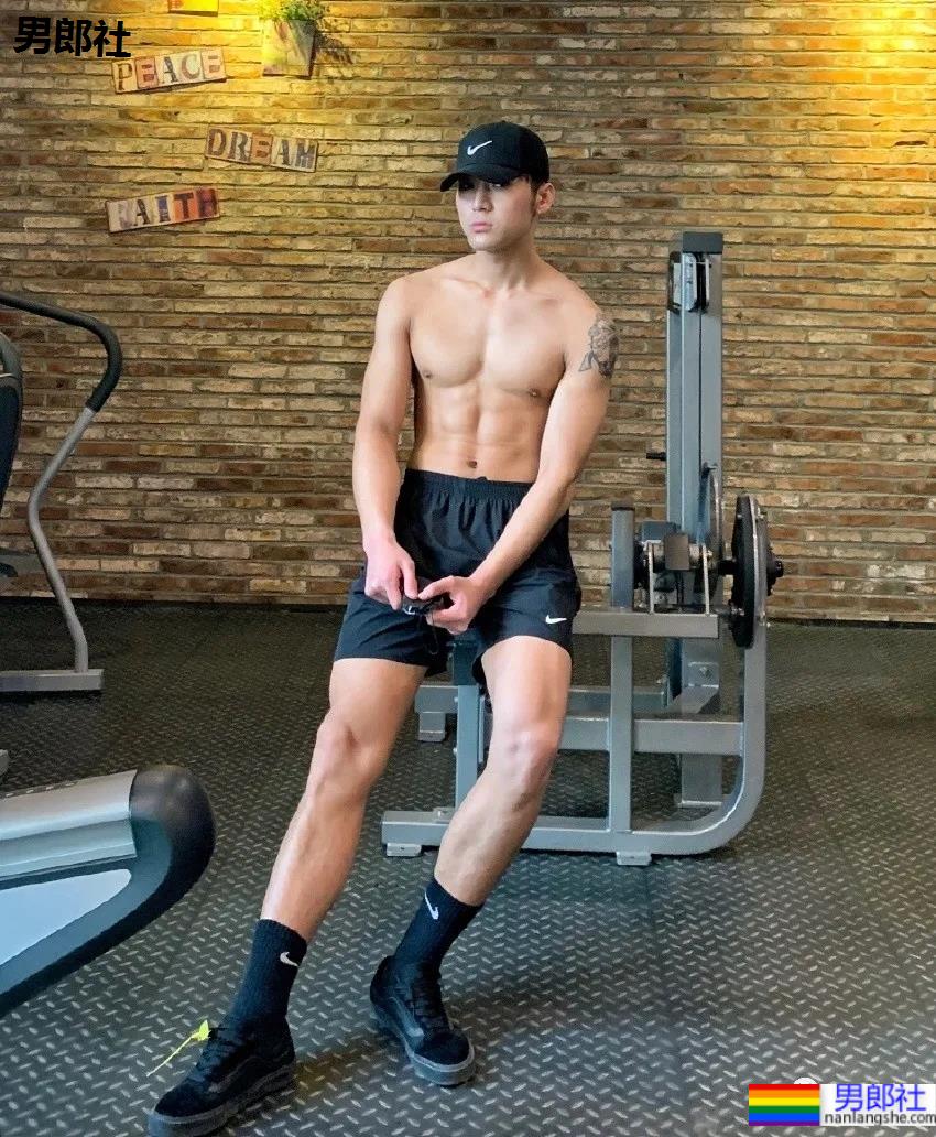 186CM东北大鼻子博主走红，这身材也太可了！ - 51虹马