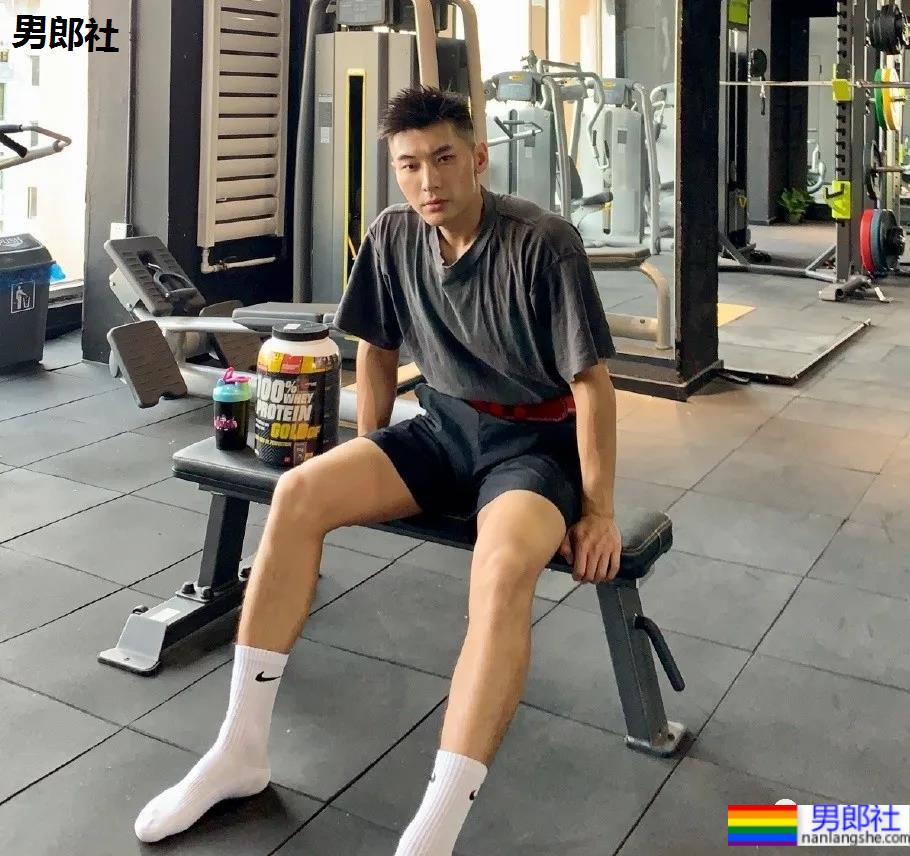 186CM东北大鼻子博主走红，这身材也太可了！ - 51虹马