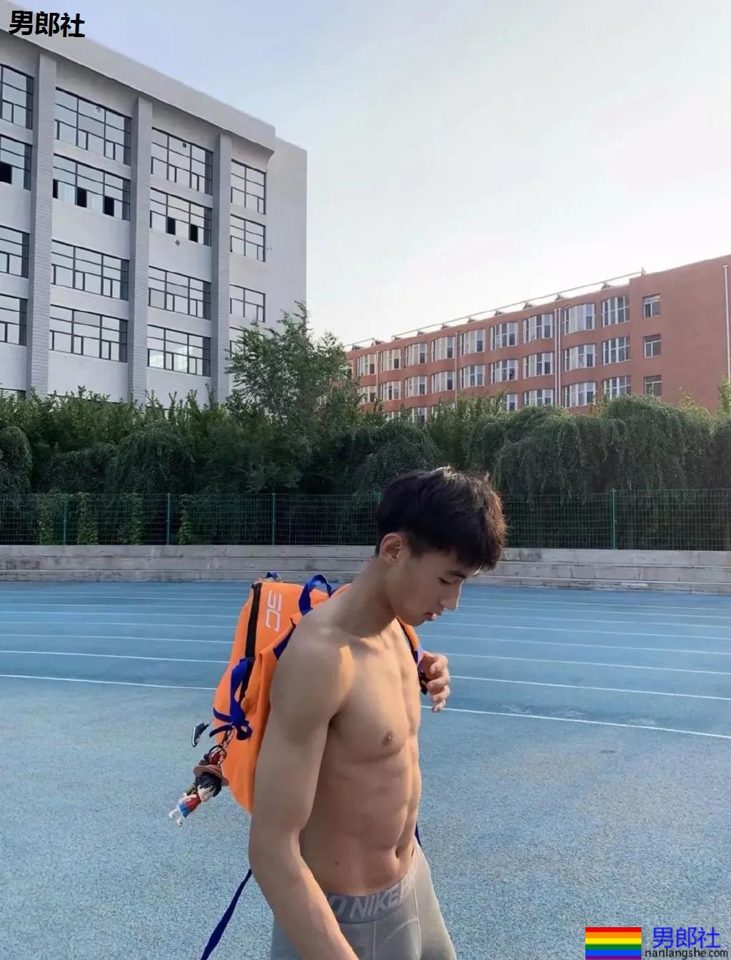 体育生小哥训练后被网友抓拍，薄肌身材引网友尖叫！-51虹马