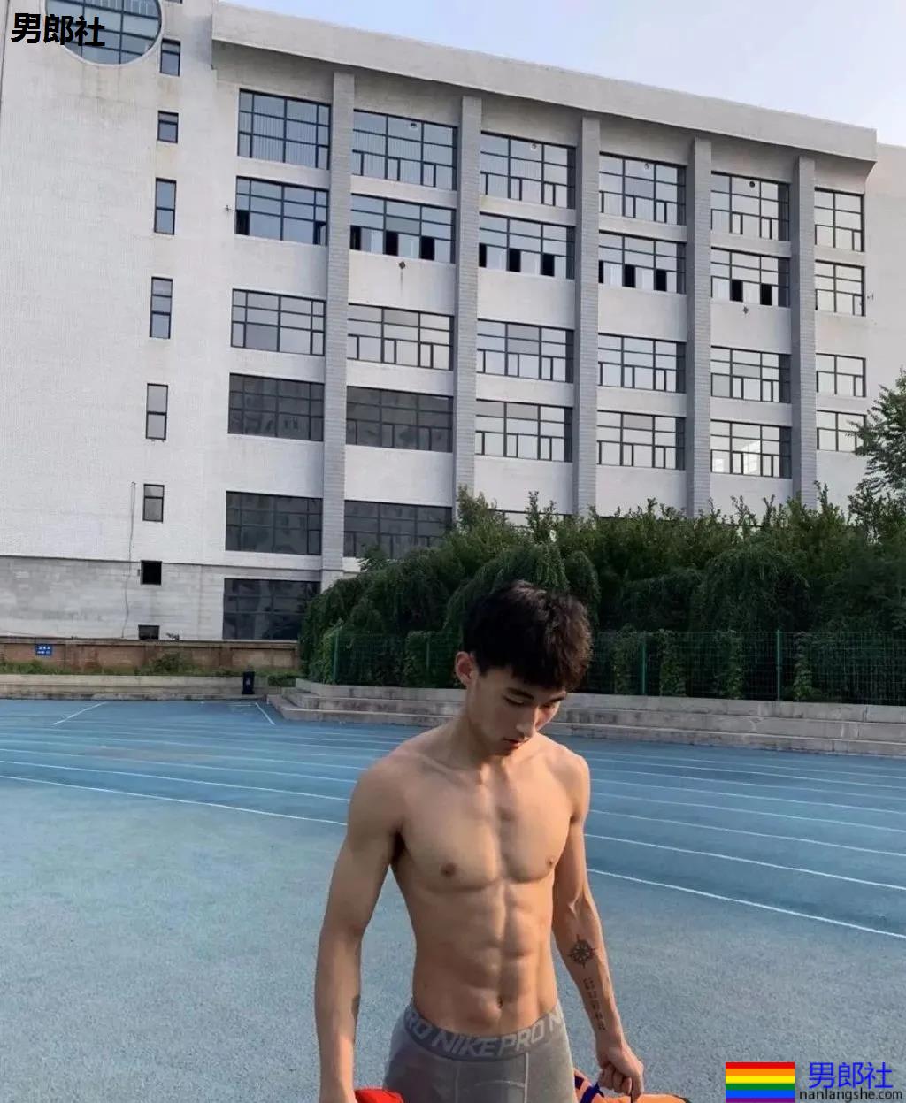 体育生小哥训练后被网友抓拍，薄肌身材引网友尖叫！ - 51虹马