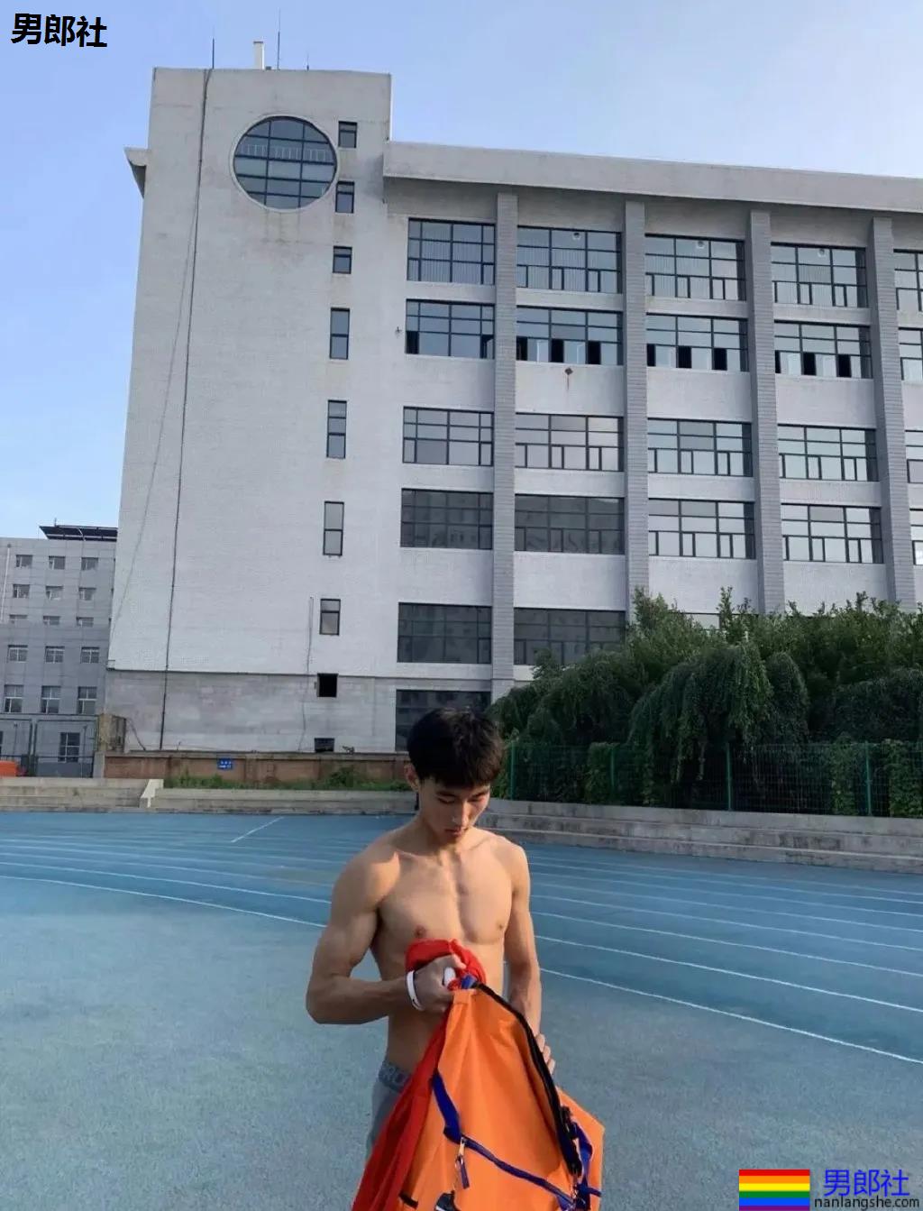 体育生小哥训练后被网友抓拍，薄肌身材引网友尖叫！ - 51虹马