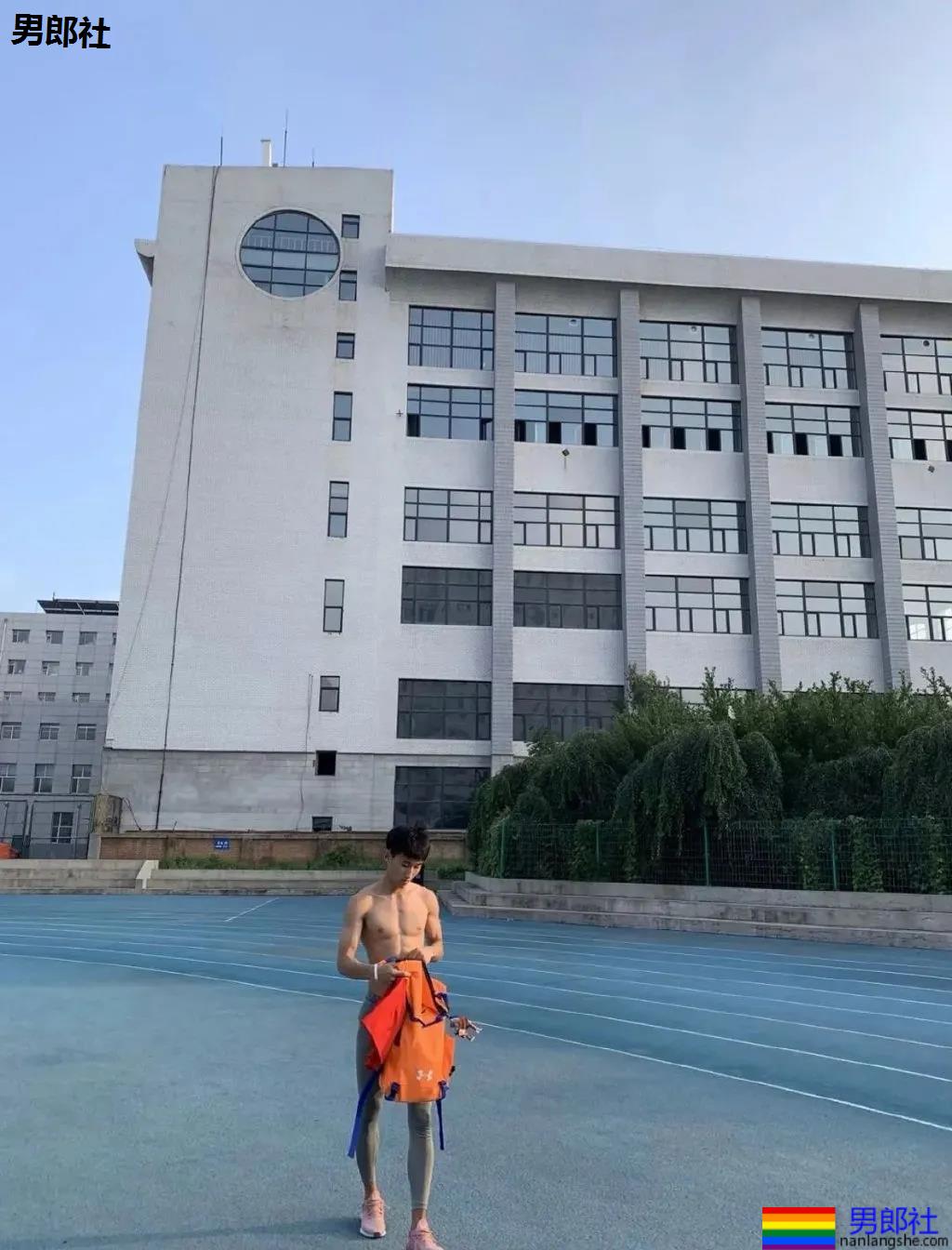 体育生小哥训练后被网友抓拍，薄肌身材引网友尖叫！ - 51虹马