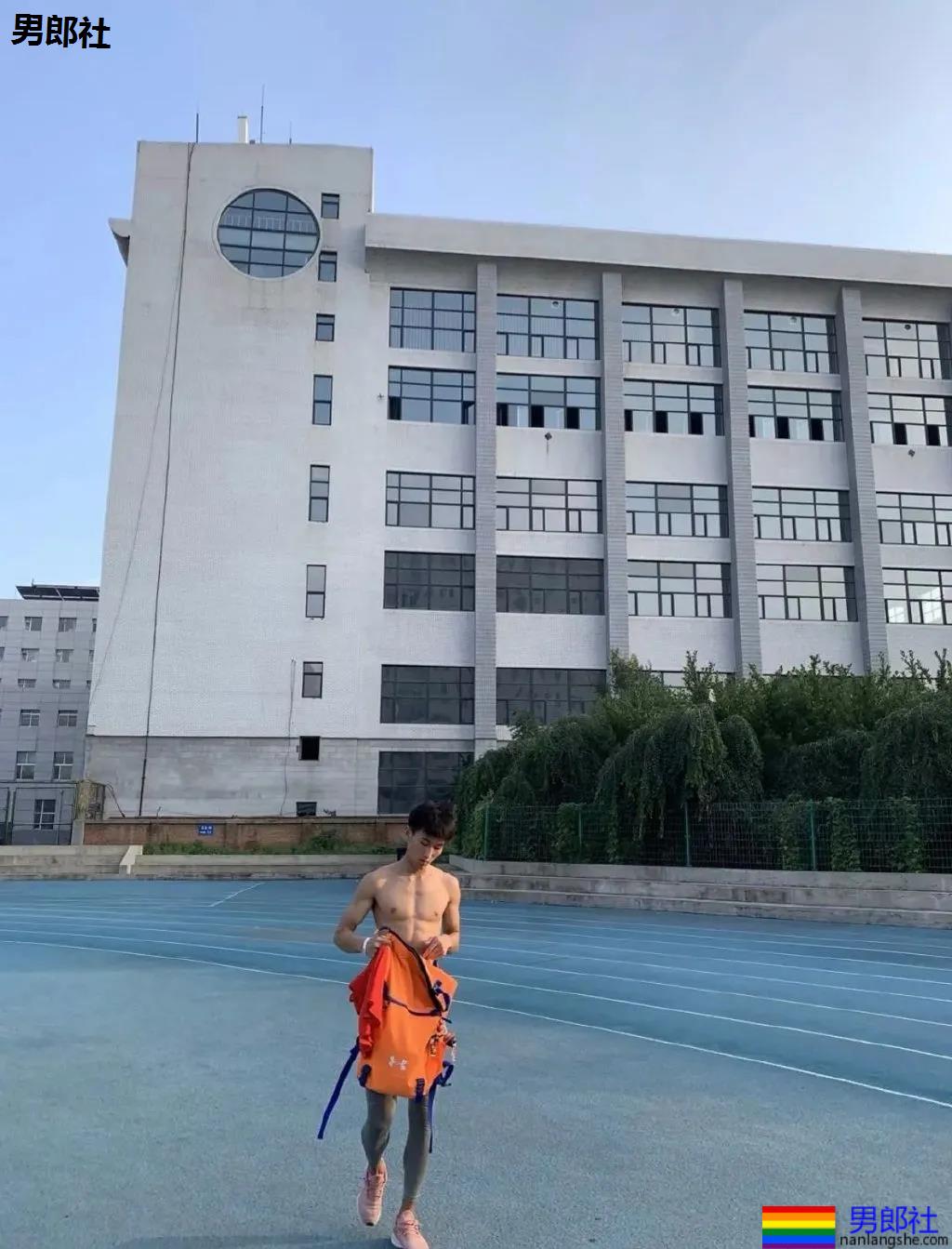 体育生小哥训练后被网友抓拍，薄肌身材引网友尖叫！ - 51虹马