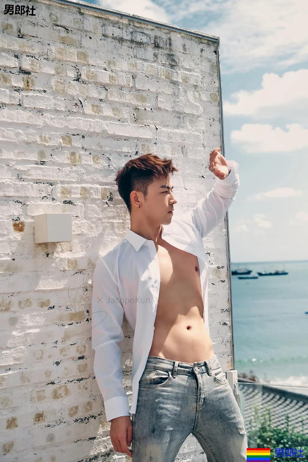 穿白衬衫的肌肉男，杀伤力足够强！-51虹马