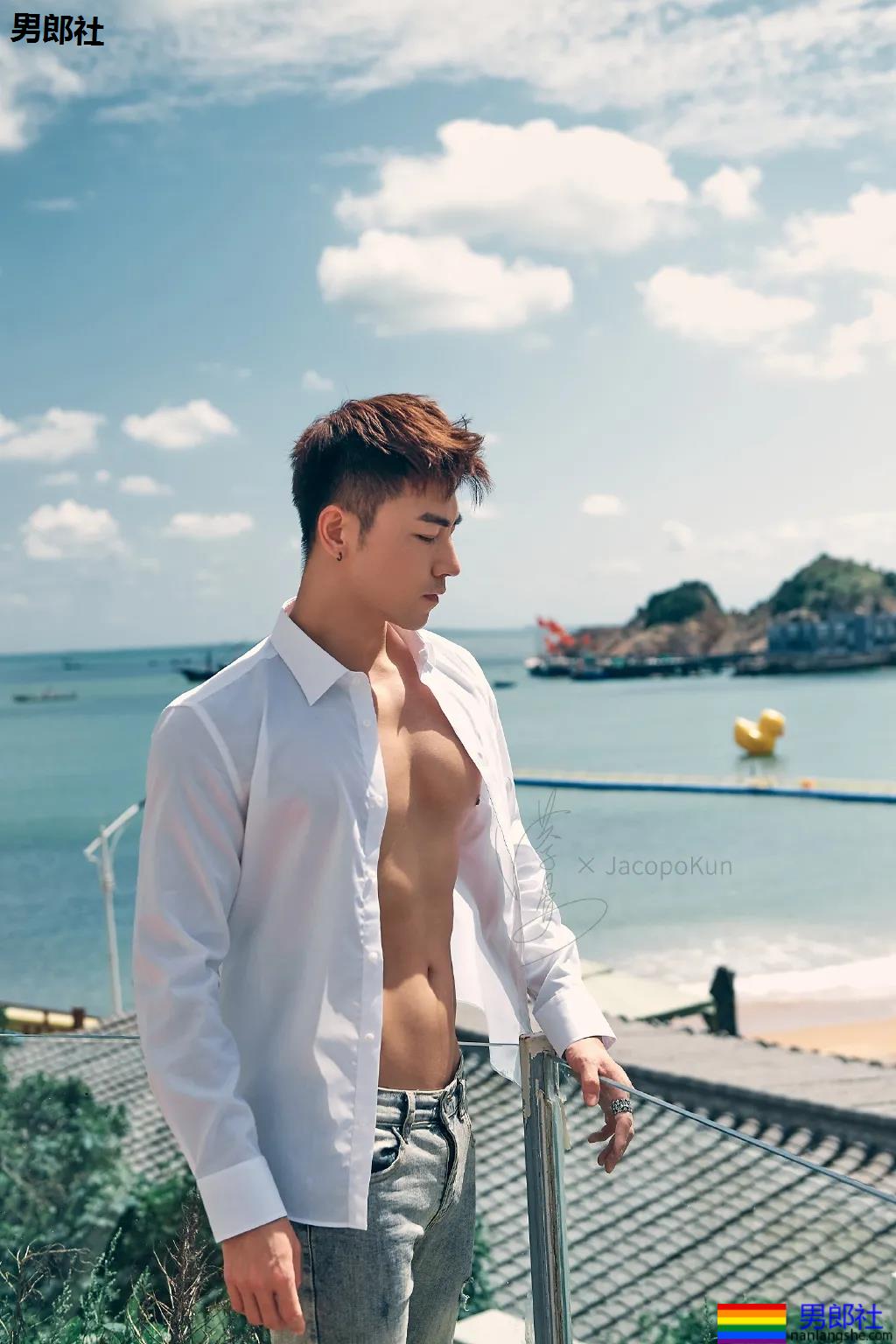 穿白衬衫的肌肉男，杀伤力足够强！ - 51虹马