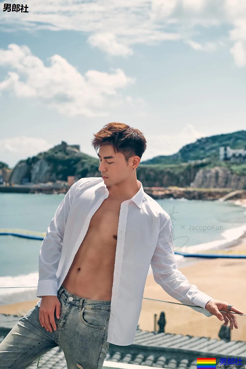 穿白衬衫的肌肉男，杀伤力足够强！ - 51虹马