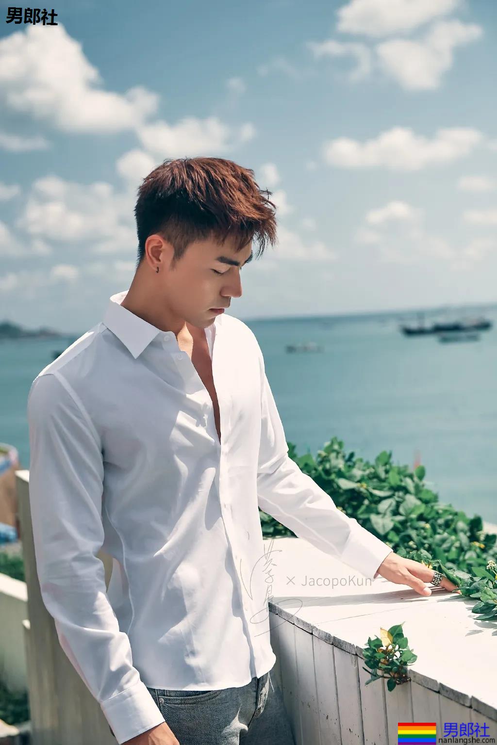 穿白衬衫的肌肉男，杀伤力足够强！ - 51虹马