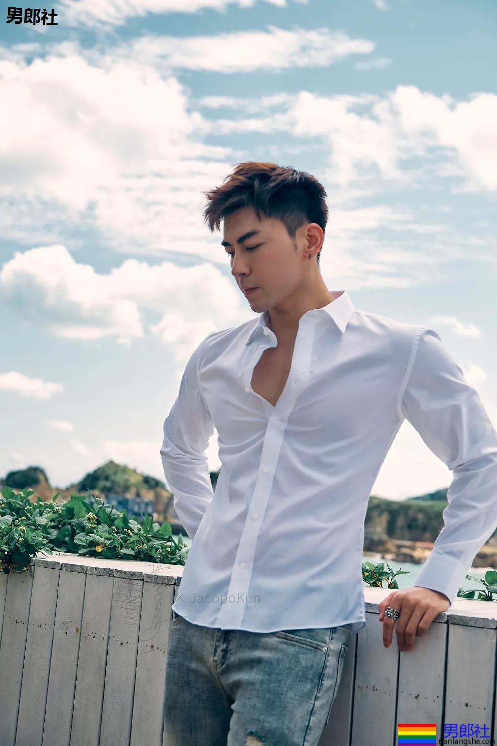穿白衬衫的肌肉男，杀伤力足够强！ - 51虹马