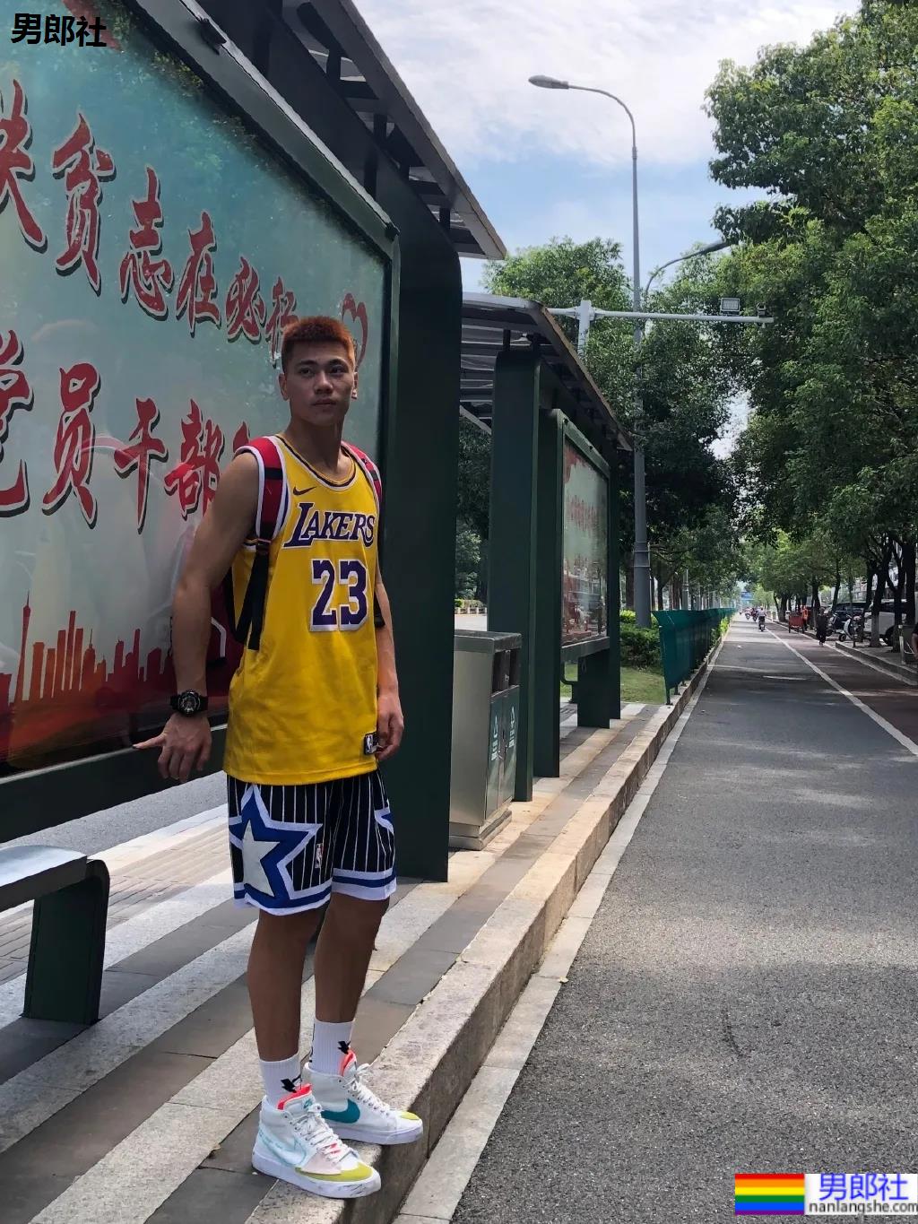 18岁篮球体育生小哥走红！拥有六块腹肌的学弟，私照超nice！ - 51虹马