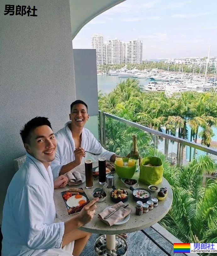 新加坡酒店转发gay情侣夫夫照片引发争论 - 51虹马