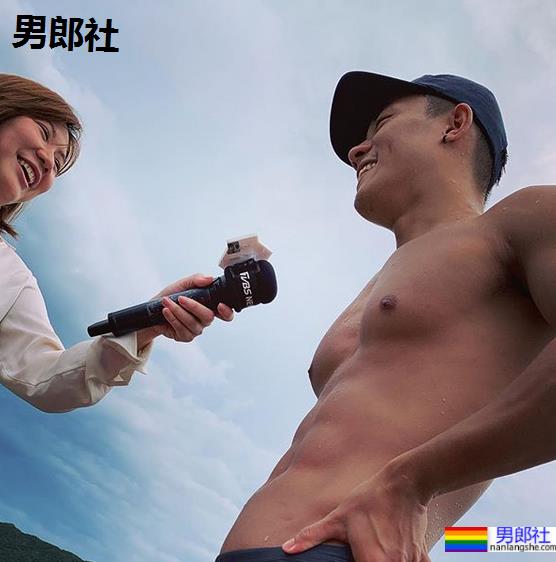 游泳小哥被女记者采访火了，这身材让网友不淡定了！-51虹马