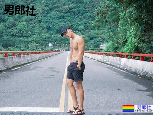 游泳小哥被女记者采访火了，这身材让网友不淡定了！ - 51虹马