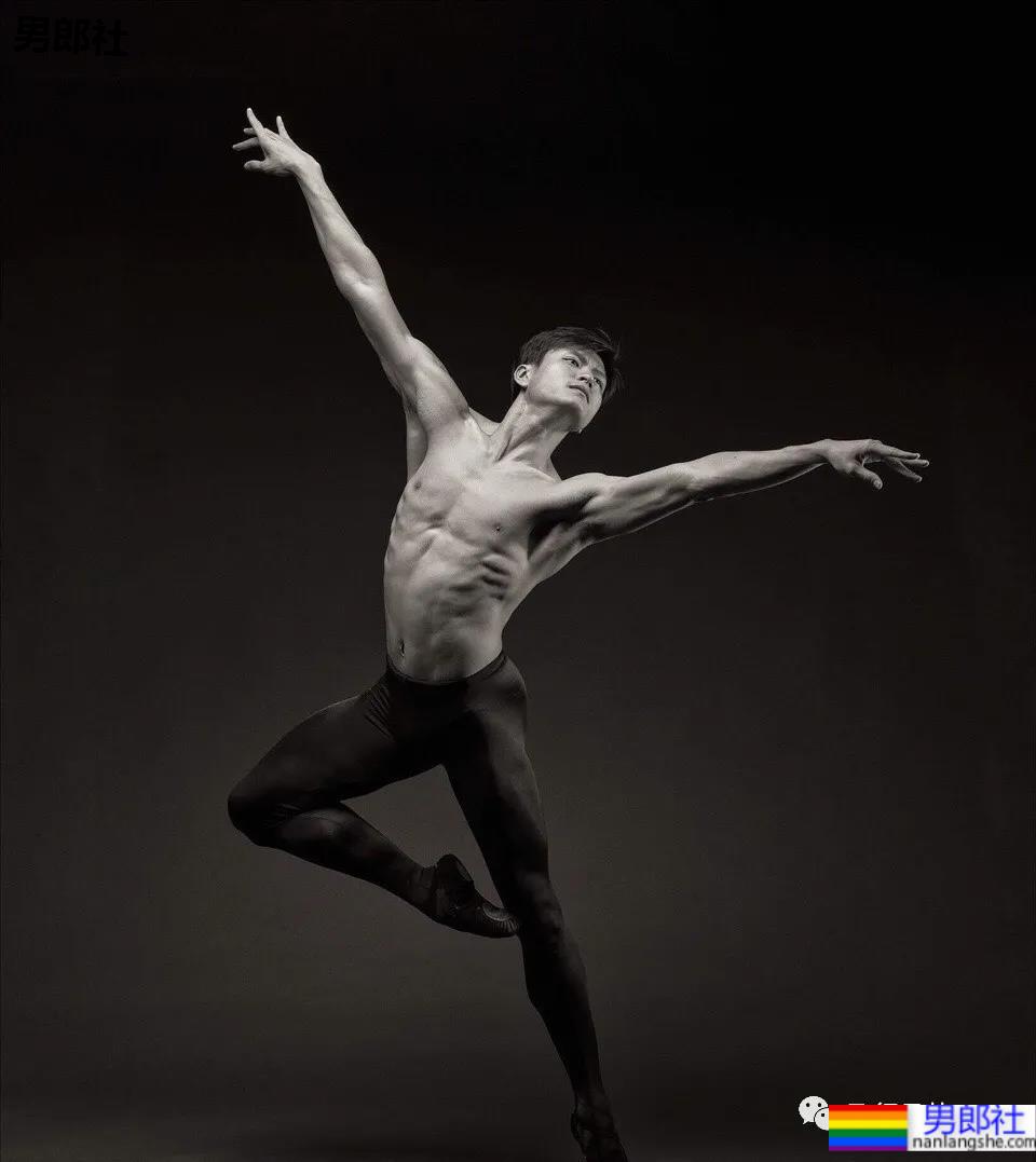 芒果台芭蕾王子陈镇威火了,完美身材引评委连连称赞 - 51虹马 芒果台芭蕾王子陈镇威火了,完美身材引评委连连称赞 - 51虹马