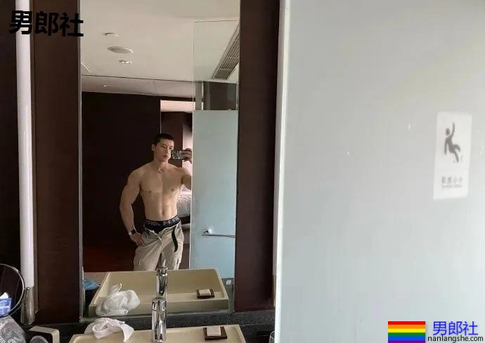 新晋网红1哥写真一览，白袜腹肌小奶狗，太可了！ - 51虹马