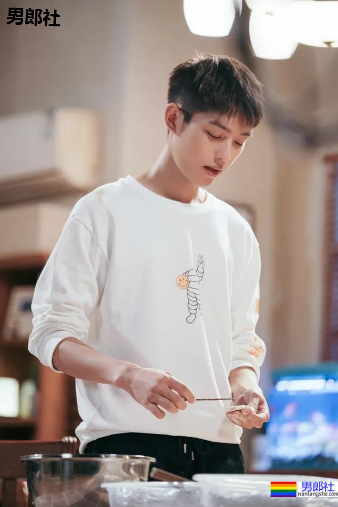 赵薇尔冬升给S卡的95后寸头小帅哥被爆黑料，曾是女装大佬-51虹马