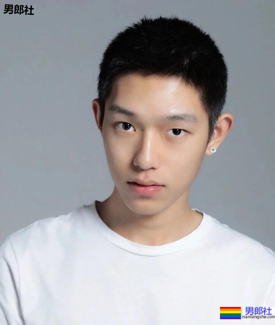 赵薇尔冬升给S卡的95后寸头小帅哥被爆黑料，曾是女装大佬 - 51虹马