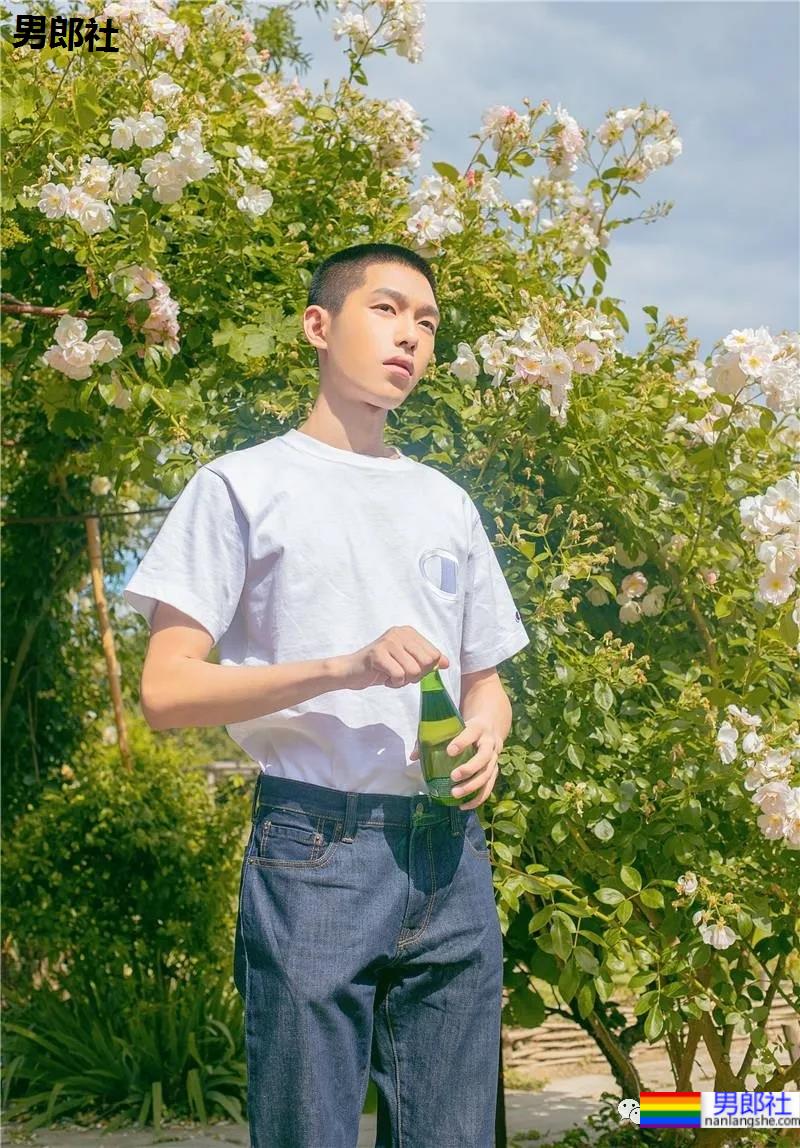 赵薇尔冬升给S卡的95后寸头小帅哥被爆黑料，曾是女装大佬 - 51虹马