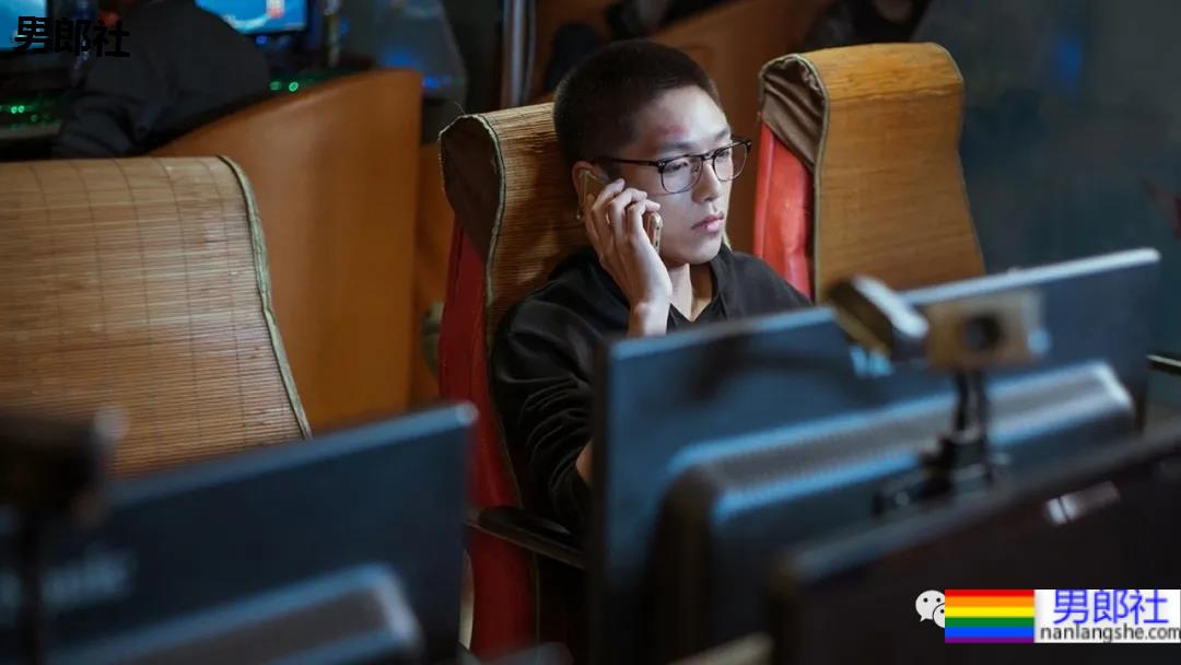 赵薇尔冬升给S卡的95后寸头小帅哥被爆黑料，曾是女装大佬 - 51虹马