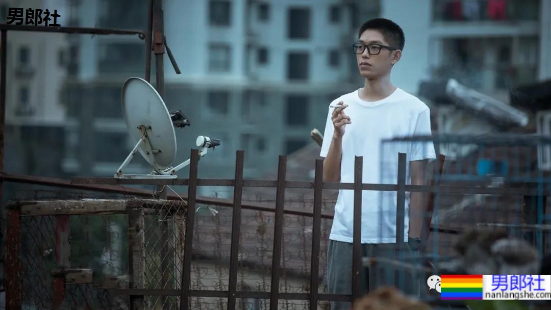 赵薇尔冬升给S卡的95后寸头小帅哥被爆黑料，曾是女装大佬 - 51虹马