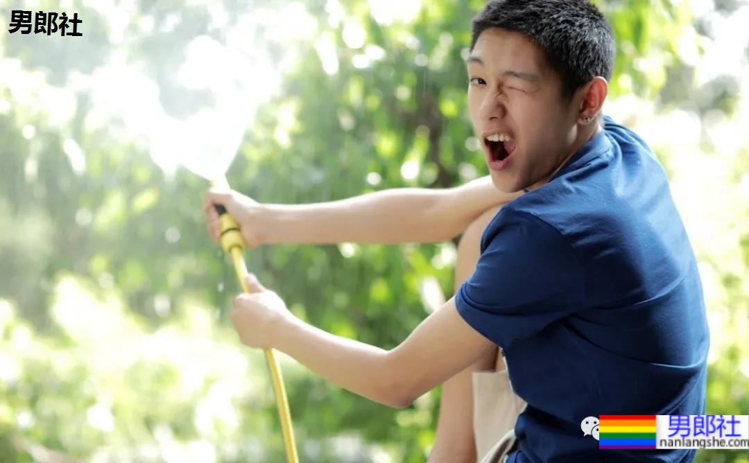 赵薇尔冬升给S卡的95后寸头小帅哥被爆黑料，曾是女装大佬 - 51虹马