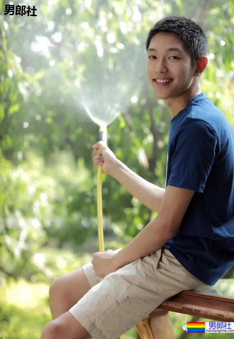 赵薇尔冬升给S卡的95后寸头小帅哥被爆黑料，曾是女装大佬 - 51虹马