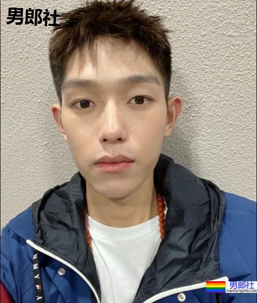 赵薇尔冬升给S卡的95后寸头小帅哥被爆黑料，曾是女装大佬 - 51虹马