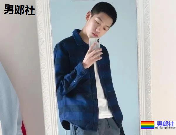 赵薇尔冬升给S卡的95后寸头小帅哥被爆黑料，曾是女装大佬 - 51虹马