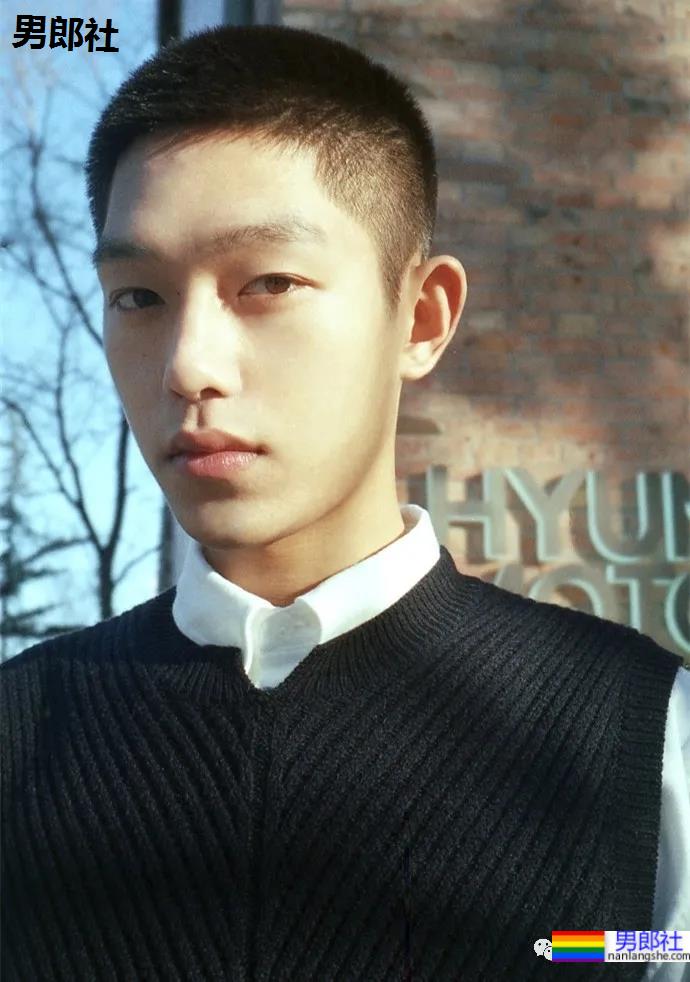 赵薇尔冬升给S卡的95后寸头小帅哥被爆黑料，曾是女装大佬 - 51虹马