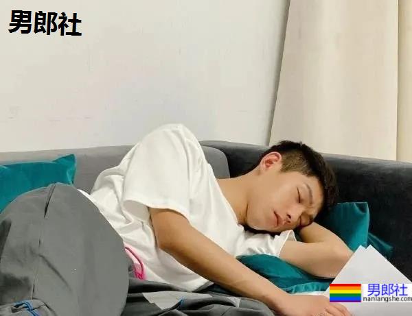 赵薇尔冬升给S卡的95后寸头小帅哥被爆黑料，曾是女装大佬 - 51虹马