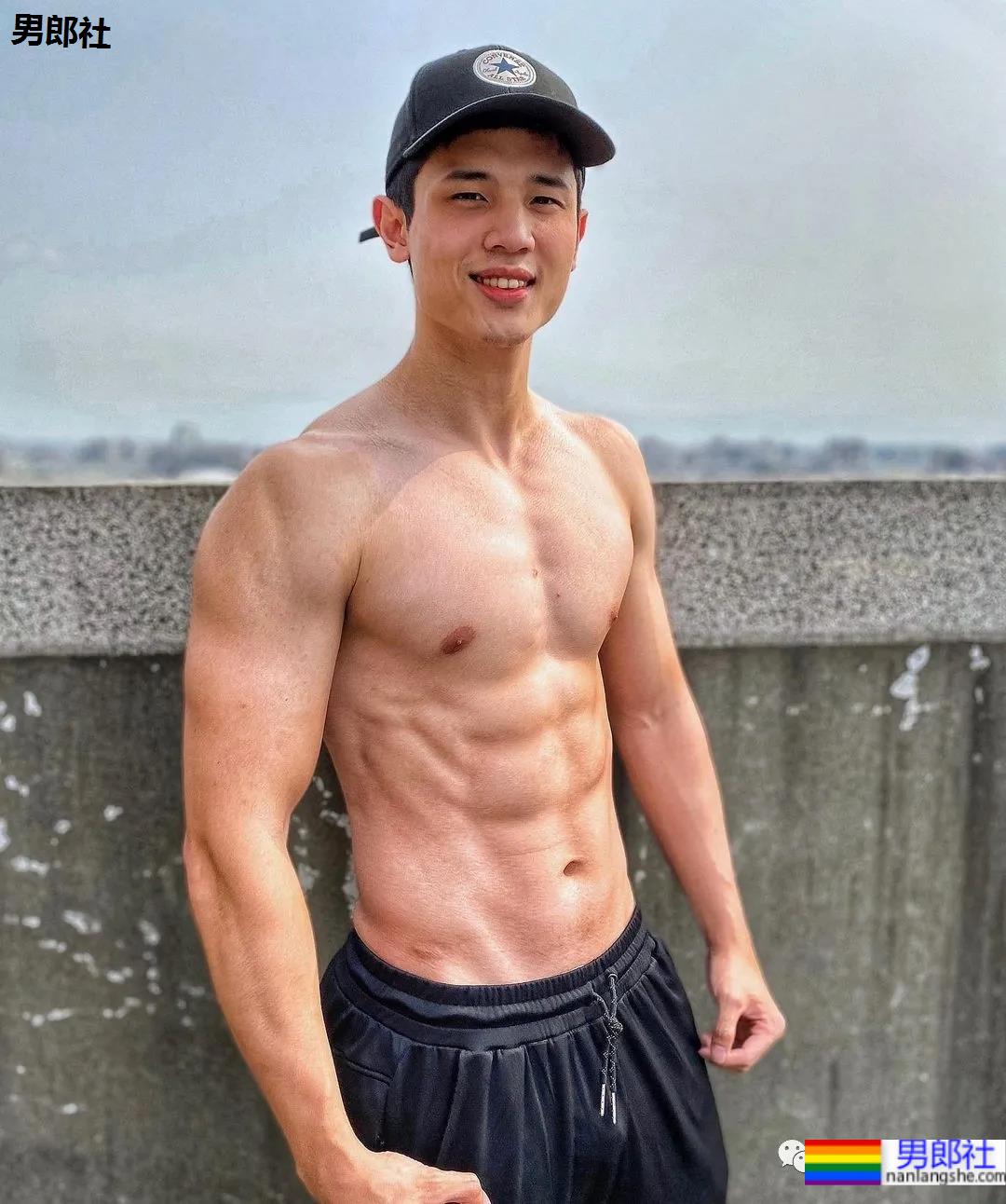 网球帅哥自爆浴室自拍照，这身材也太棒了吧 - 51虹马