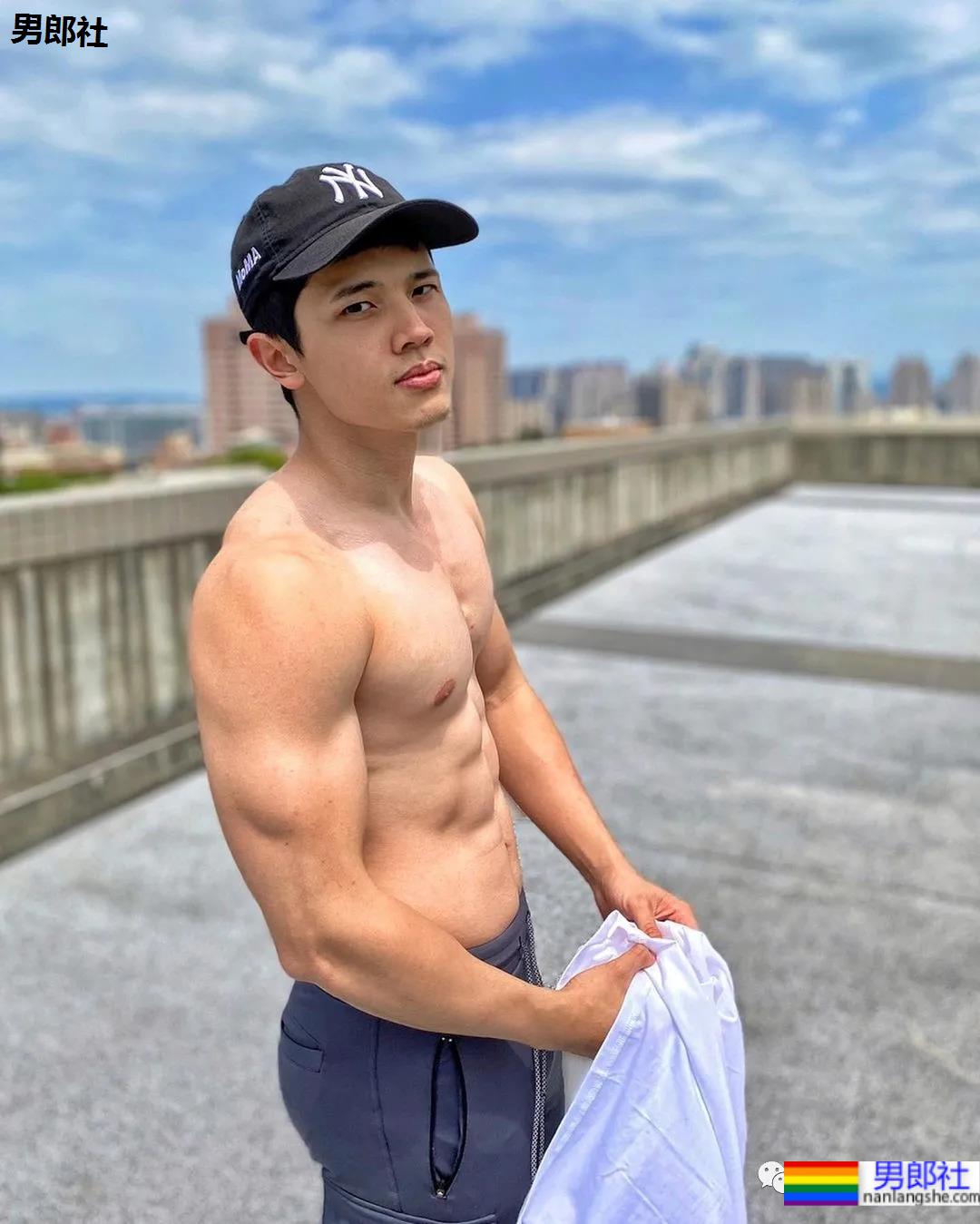 网球帅哥自爆浴室自拍照，这身材也太棒了吧 - 51虹马