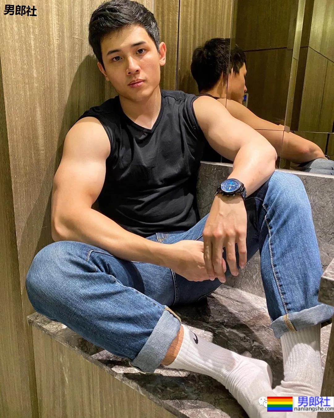 网球帅哥自爆浴室自拍照，这身材也太棒了吧 - 51虹马