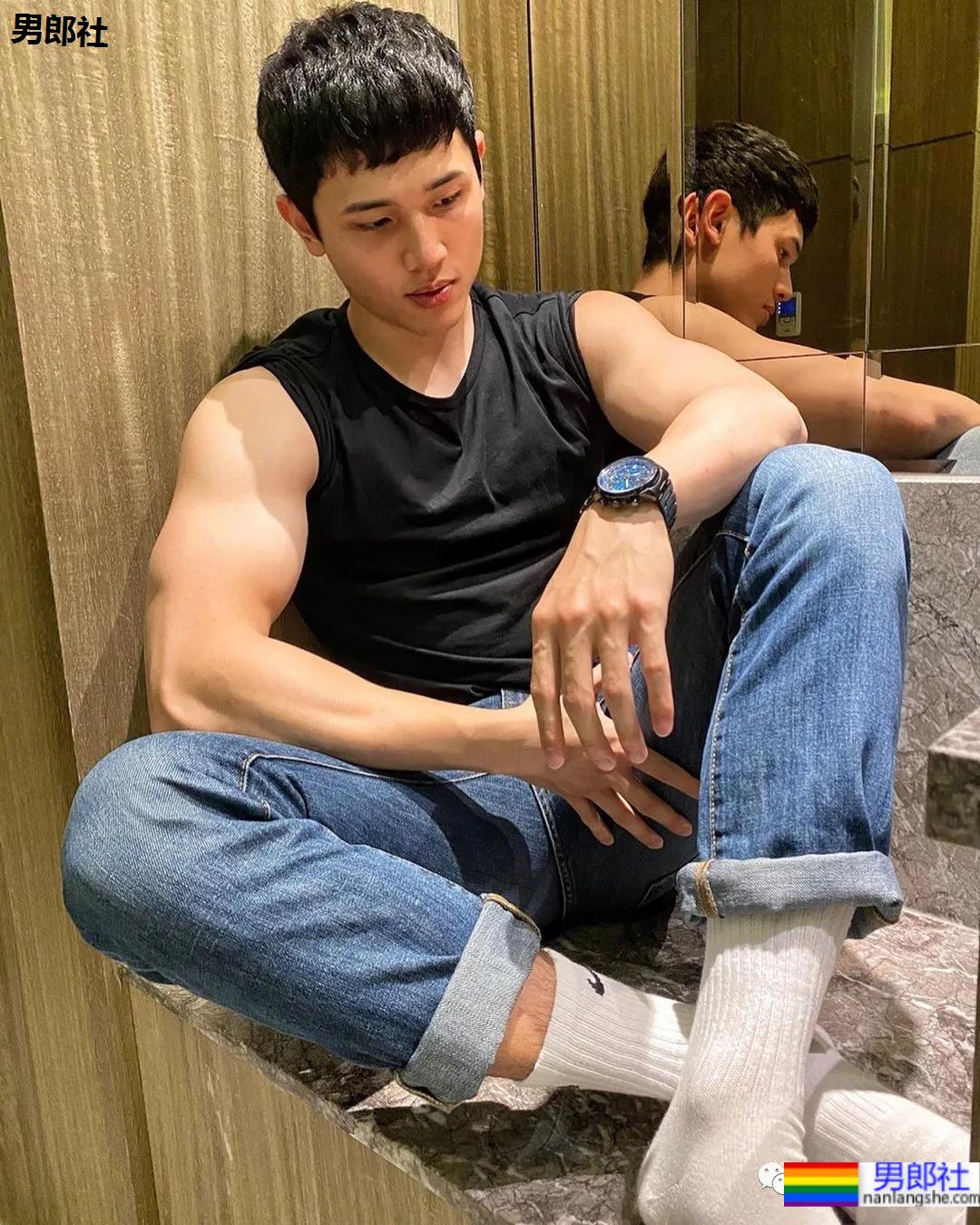 网球帅哥自爆浴室自拍照，这身材也太棒了吧 - 51虹马