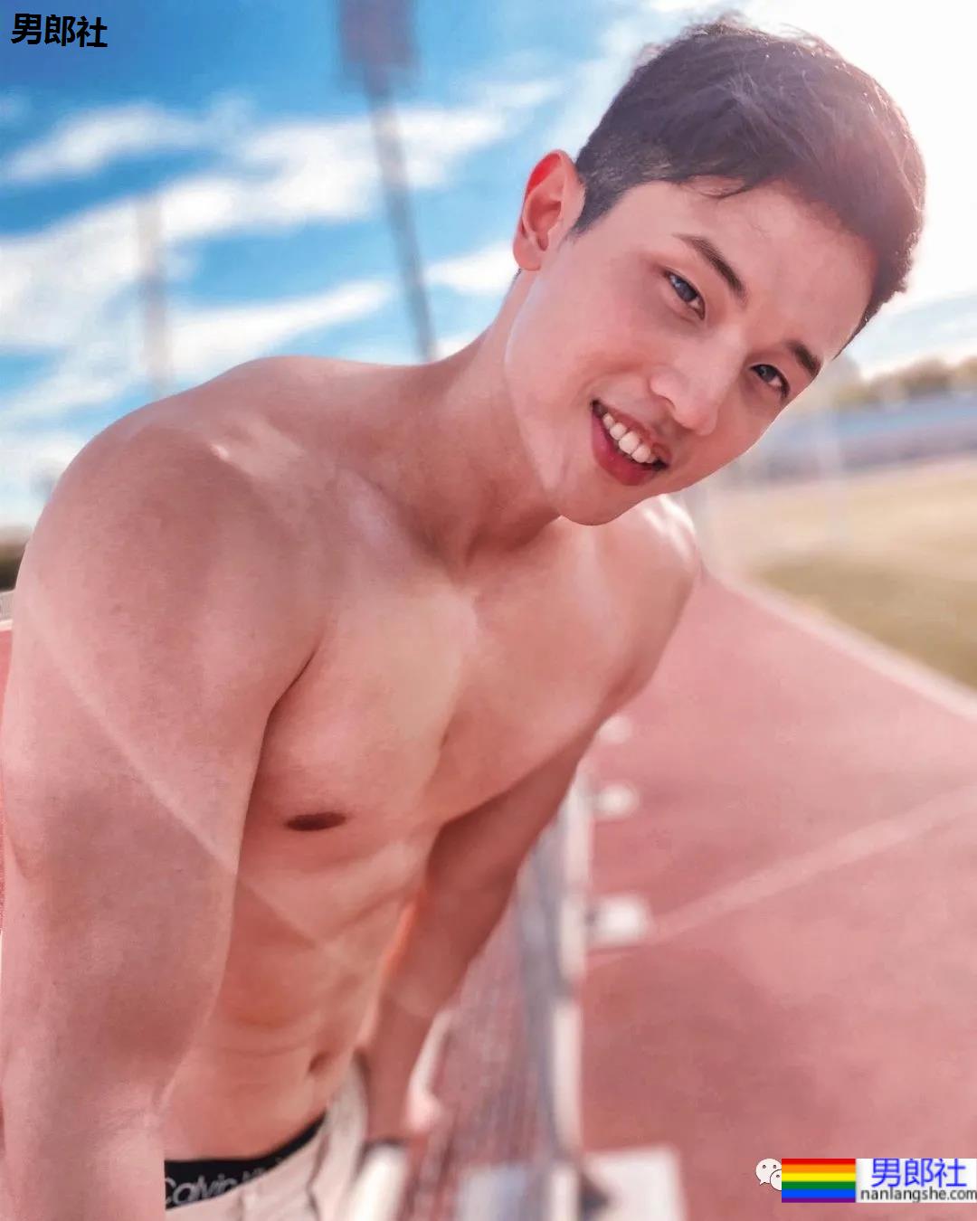 网球帅哥自爆浴室自拍照，这身材也太棒了吧 - 51虹马