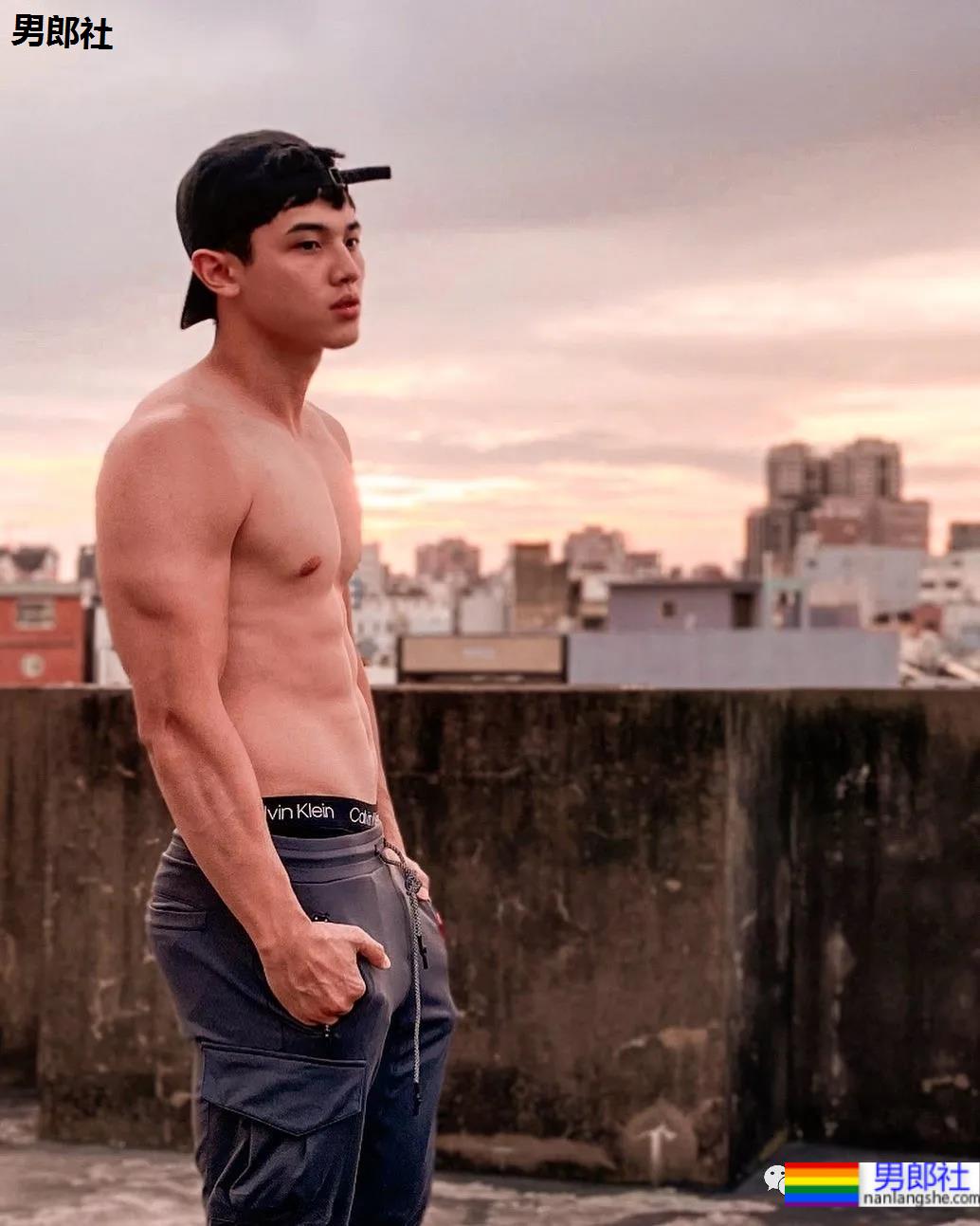 网球帅哥自爆浴室自拍照，这身材也太棒了吧 - 51虹马