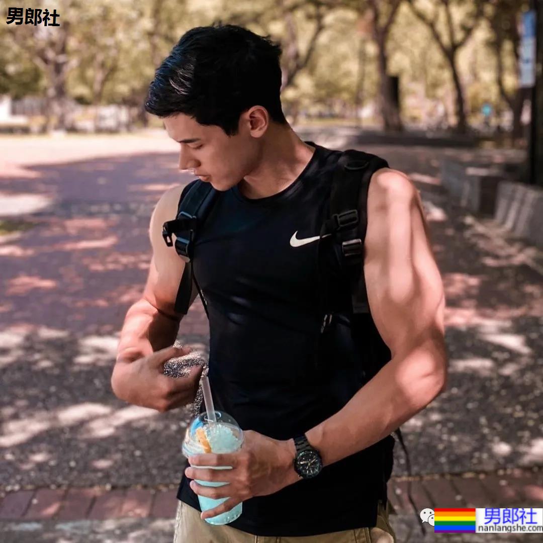 网球帅哥自爆浴室自拍照，这身材也太棒了吧 - 51虹马