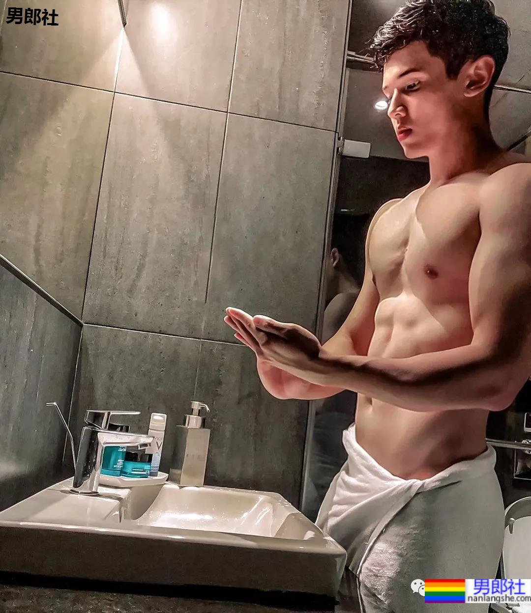 网球帅哥自爆浴室自拍照，这身材也太棒了吧 - 51虹马