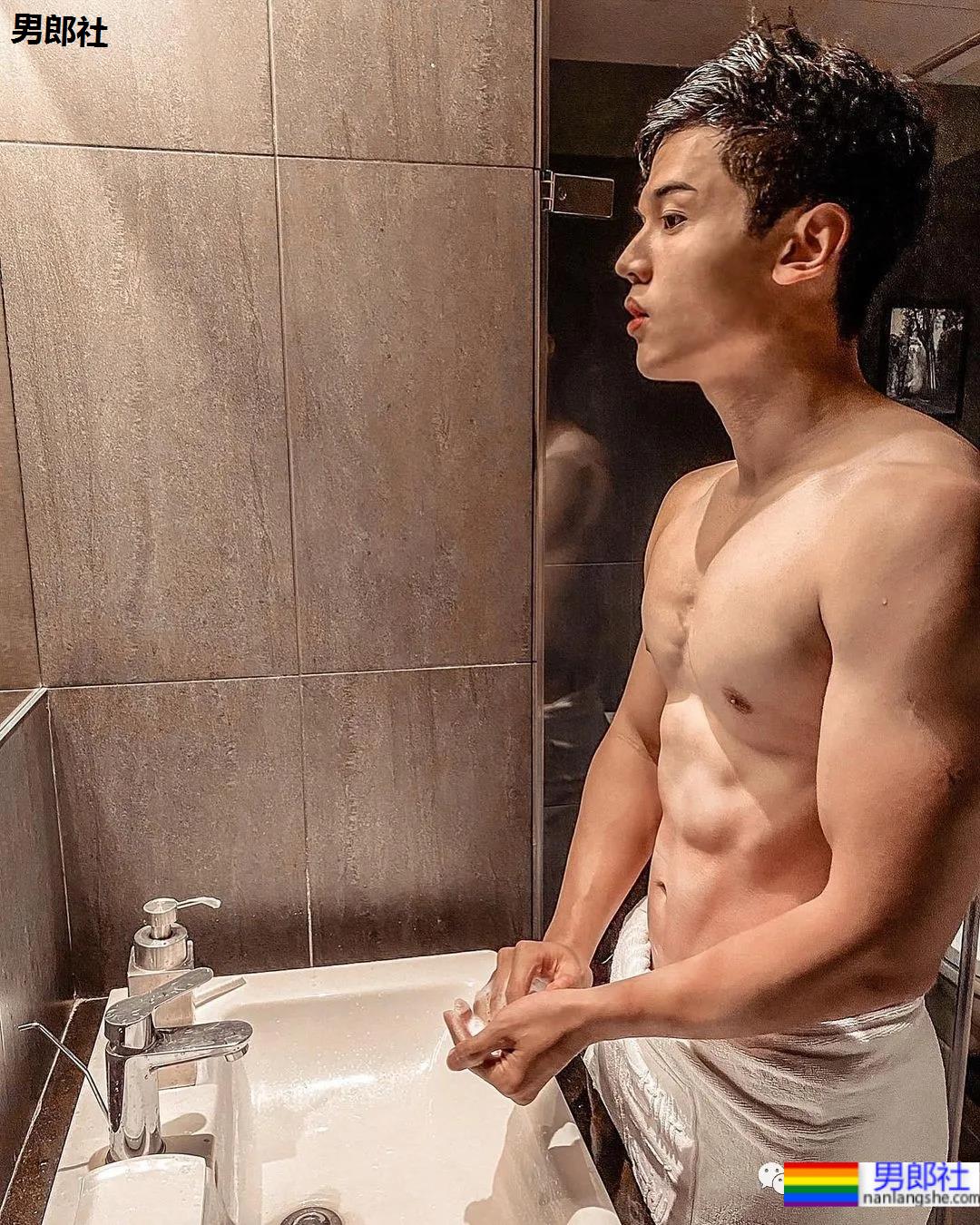 网球帅哥自爆浴室自拍照，这身材也太棒了吧 - 51虹马