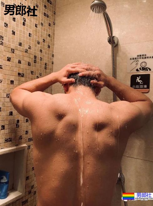 上海师大98年男生：斯文眼镜下藏着的肌肉身材 - 51虹马