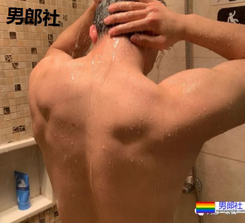 上海师大98年男生：斯文眼镜下藏着的肌肉身材 - 51虹马
