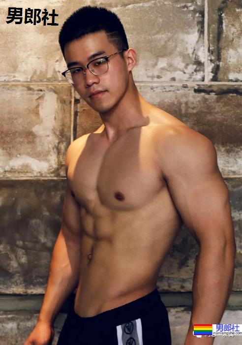 上海师大98年男生：斯文眼镜下藏着的肌肉身材 - 51虹马