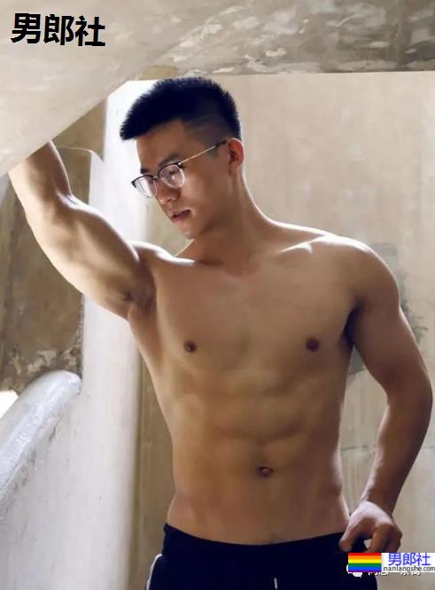 上海师大98年男生：斯文眼镜下藏着的肌肉身材 - 51虹马