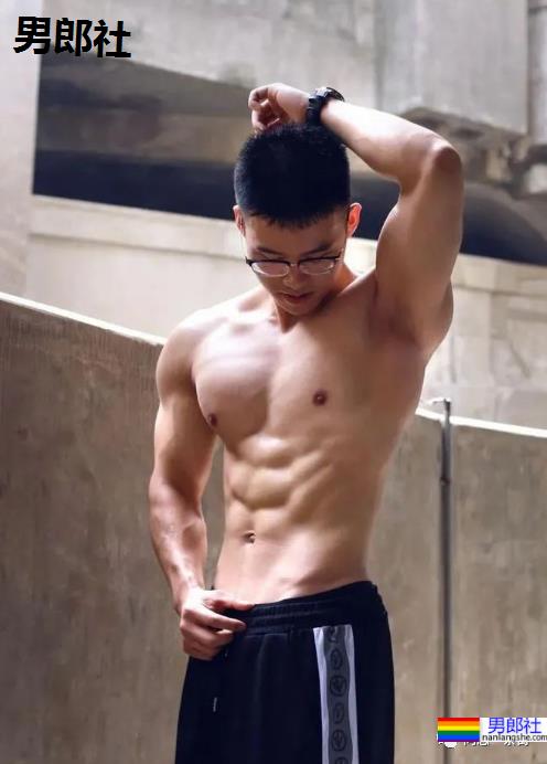 上海师大98年男生：斯文眼镜下藏着的肌肉身材 - 51虹马
