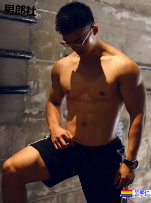 上海师大98年男生：斯文眼镜下藏着的肌肉身材 - 51虹马