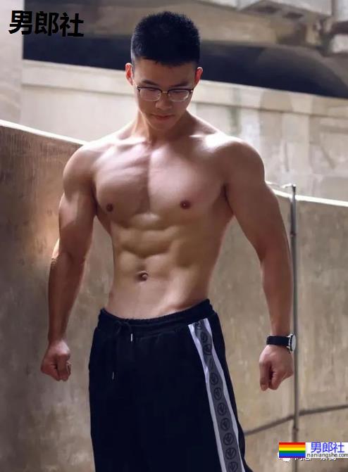 上海师大98年男生：斯文眼镜下藏着的肌肉身材 - 51虹马