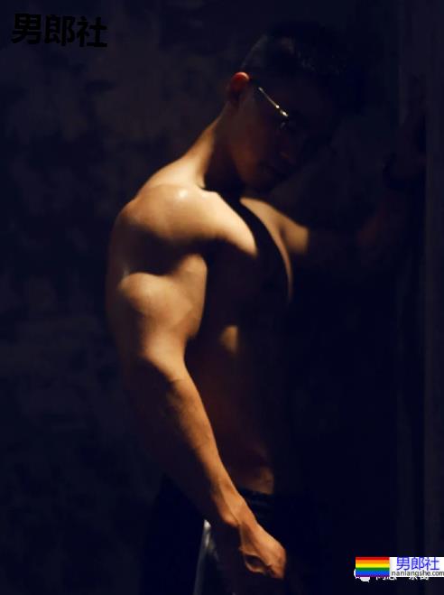 上海师大98年男生：斯文眼镜下藏着的肌肉身材 - 51虹马