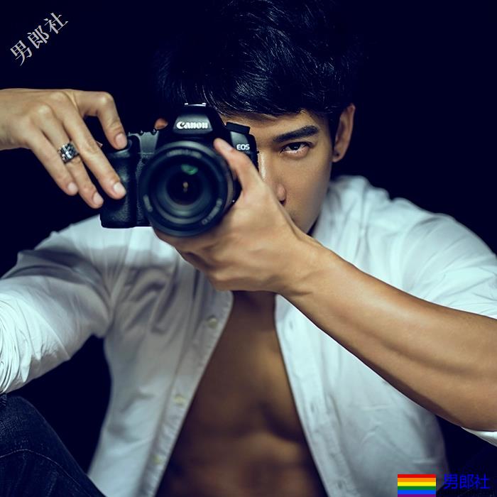 溢出镜头的壮硕肌群与迷人脸庞:异色时尚摄影师-曾崇伦Teddy - 51虹马 溢出镜头的壮硕肌群与迷人脸庞:异色时尚摄影师-曾崇伦Teddy - 51虹马