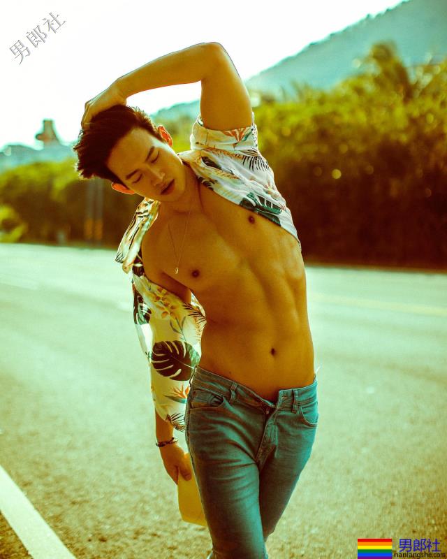 溢出镜头的壮硕肌群与迷人脸庞:异色时尚摄影师-曾崇伦Teddy - 51虹马 溢出镜头的壮硕肌群与迷人脸庞:异色时尚摄影师-曾崇伦Teddy - 51虹马